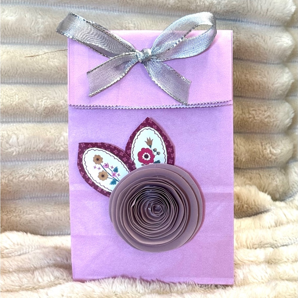 Hand Crafted Gift Set With Cupcake Socks & Beaded Pen - Picture 9 of 10